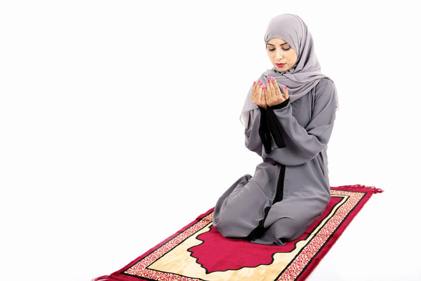 Arabische Muslimin betet - Foto, Bild