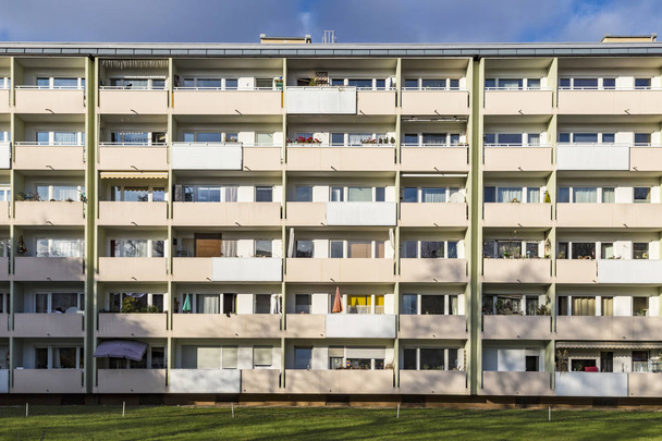 Cephe balconys Münih'te bir sosyal konut kompleksi ile - Fotoğraf, Görsel