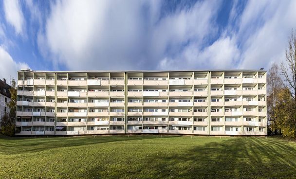 fachada con balcones de un complejo de viviendas sociales en Munich
 - Foto, imagen