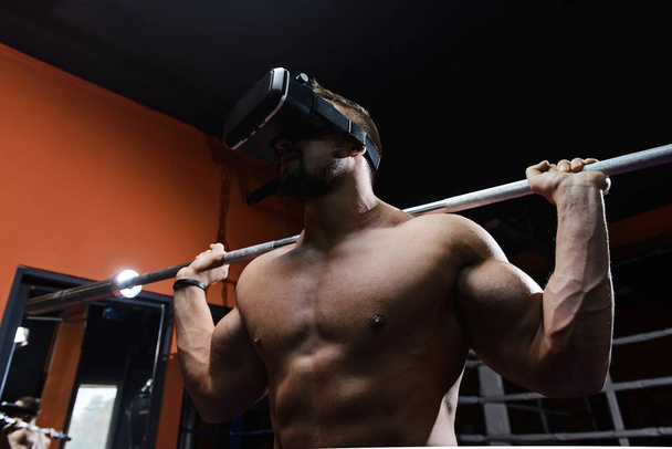 Fit mens tijdens virtuele training - Foto, afbeelding