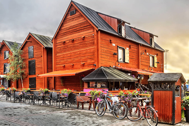 Vecchie case in legno nel centro storico intorno al porto di Oulu
.  - Foto, immagini