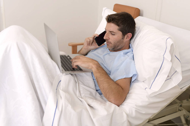 homme d'affaires stagiaire en tant que patient à l'hôpital souffrant de maladie et de travailler heureux et détendu au lit de la clinique
 - Photo, image