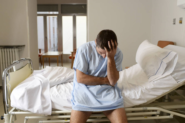 Verzweifelter Mann sitzt allein am Krankenhausbett traurig und verwüstet - Foto, Bild