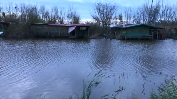 alte Fischerhäuser am kleinen Fluss, gefilmt im Herbst - Filmmaterial, Video
