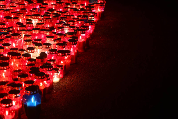 Lampions brennen nachts auf dem Boden - Foto, Bild