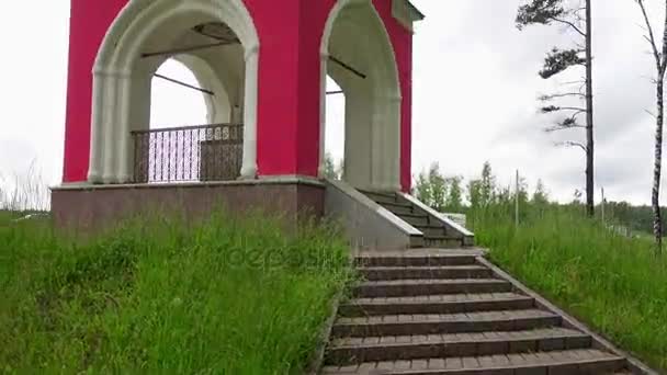 モスクワ川、モジャイスク地区、ロシアのソース サイトのチャペル. - 映像、動画