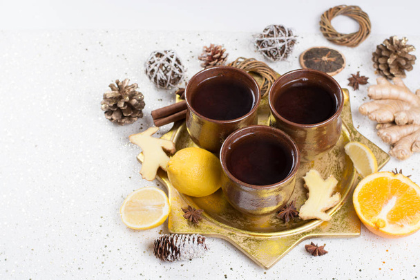 Cristmas télen tea, gyömbér, ánizs, cukor, fahéj, narancs - Fotó, kép