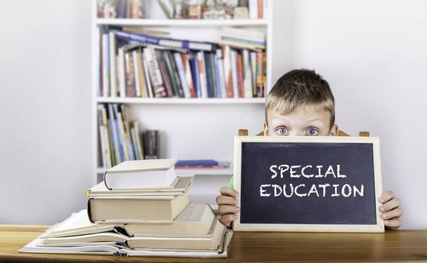 Специальное образование. Мальчик держит доску
 - Фото, изображение