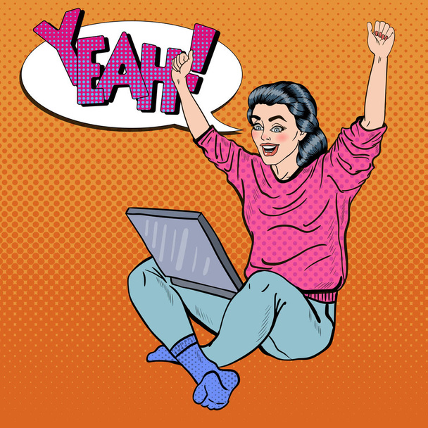 Pop Art ενθουσιασμένος νεαρή γυναίκα με φορητό υπολογιστή και τα χέρια ψηλά. Εικονογράφηση διάνυσμα - Διάνυσμα, εικόνα