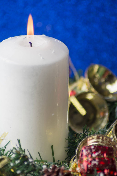 Weihnachtsdekoration mit brennender Kerze - Foto, Bild