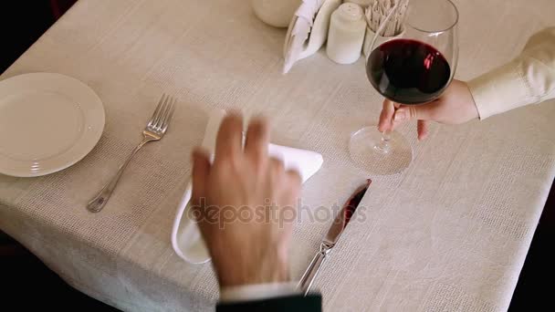 Официант обслуживает винный ресторан
 - Кадры, видео