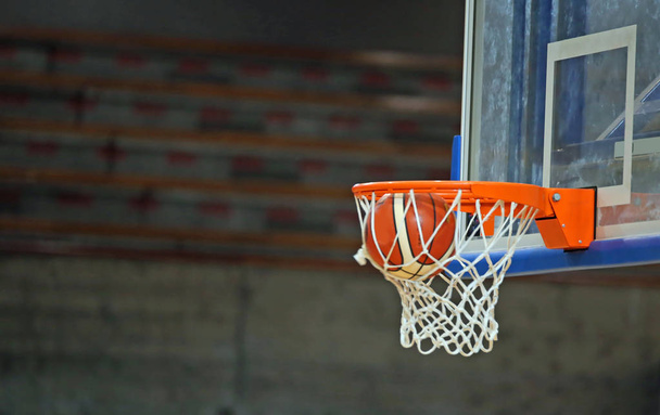 basketball while enters in the basket - Foto, Imagen