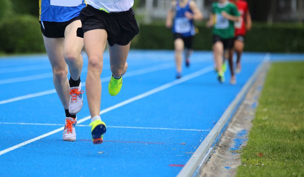 mladí sportovci během závodu běh na atletice sledovat - Fotografie, Obrázek