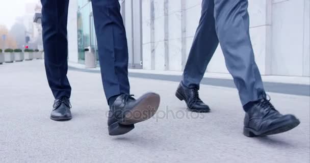 nogi biznesmenów w tradycyjne buty - Materiał filmowy, wideo