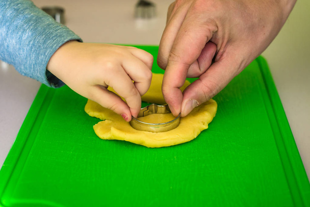 child and dad makes dough cookie cutters - Foto, Imagen