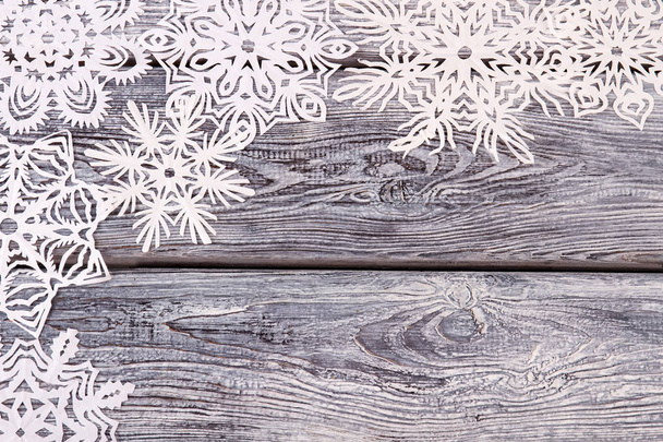 Όμορφη διάτρητο λευκό νιφάδες χιονιού σε ένα εκλεκτής ποιότητας φόντο.  - Φωτογραφία, εικόνα