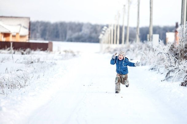 Kid boy running in the snow - Foto, Bild