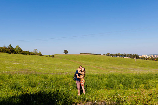 junges Paar auf einer Wiese in Novy Jicin - Foto, Bild