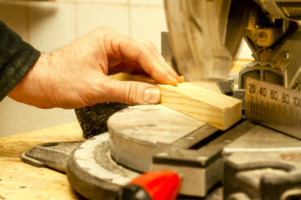 herramientas de carpintero sobre mesa de madera con serrín
. - Foto, imagen
