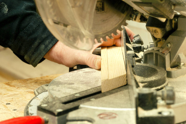 herramientas de carpintero sobre mesa de madera con serrín
. - Foto, Imagen