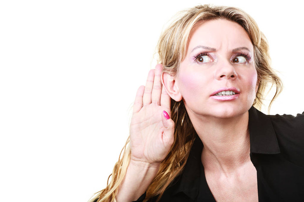 Mulher loira fazendo gesto de escuta
 - Foto, Imagem