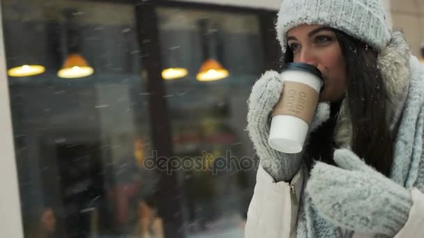 brünette trinken kaffee  - Filmmaterial, Video