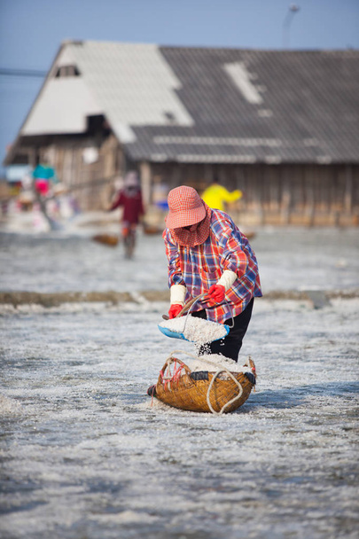 Agricultor que trabaja en el campo de sal en Tailandia
 - Foto, imagen
