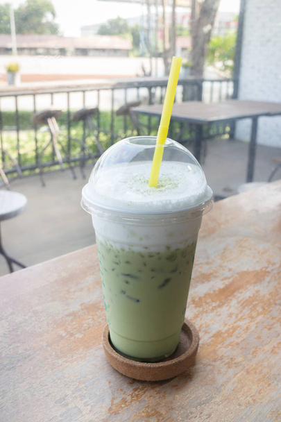 Vidrio helado de té verde con leche
 - Foto, imagen