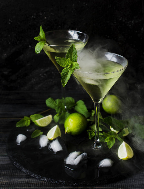 Martini or mint liqueur with lime, selective focus - Foto, immagini
