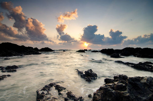 прекрасним видом на море та магічним світлом Pandak beach розташований в Тренгану, Малайзія - Фото, зображення