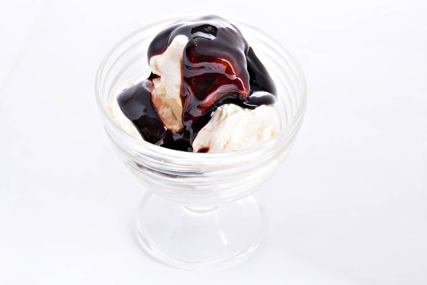 Glace vanille sundae en tasse sur fond blanc
 - Photo, image