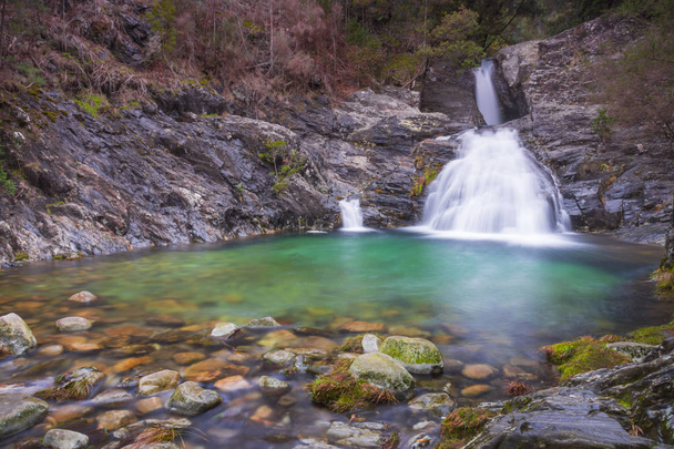 Wasserfall und ein grüner See mit transparentem Wasser - Foto, Bild