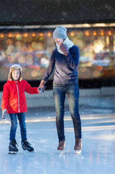 family ice skating - Fotografie, Obrázek