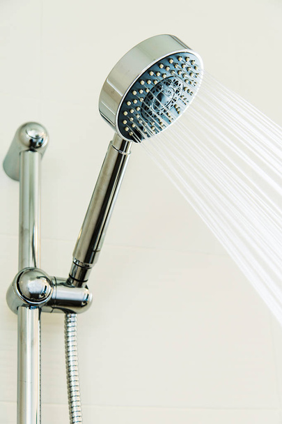 su spreyi ya da su akışı ile banyoda duş başlığı. modern banyo modern duş başlığı. duygu rahatlayın ve özel banyo keyfini çıkarın. tatlı su akış duş başlığı Kirli vücut temizliği için. - Fotoğraf, Görsel