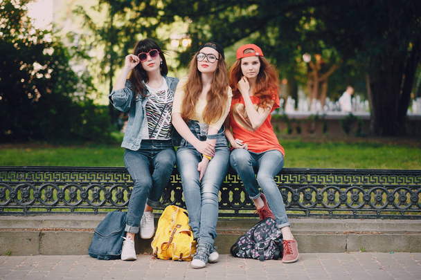 Üç genç kız Parkta yürümek - Fotoğraf, Görsel