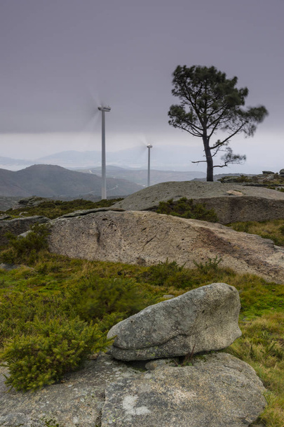 parque eólico en la cima de la montaña en un día nublado
 - Foto, Imagen