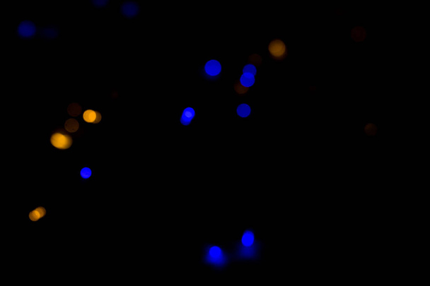 темный боке с голубыми и золотыми огнями
 - Фото, изображение