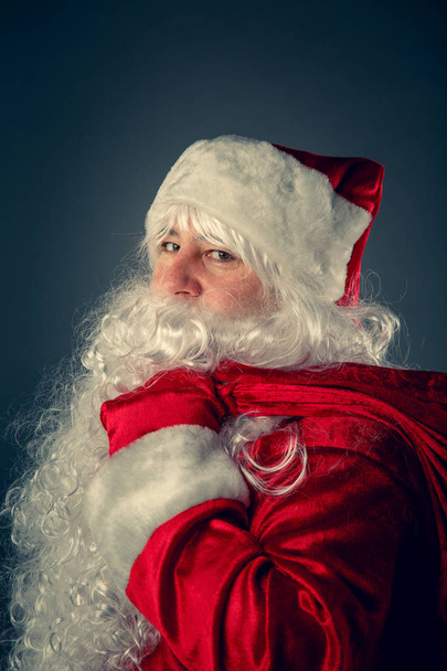 Santa Claus carries gifts. - Fotoğraf, Görsel