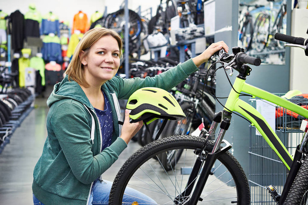 glückliche Frau mit Fahrradhelm - Foto, Bild