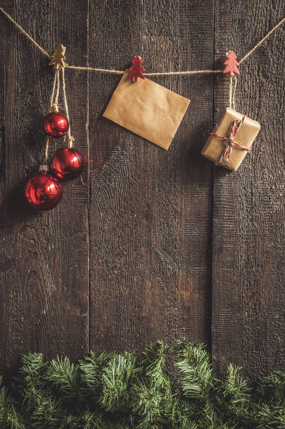 Joulun Garland leluja ja lahjoja tumma puinen backgroun
 - Valokuva, kuva