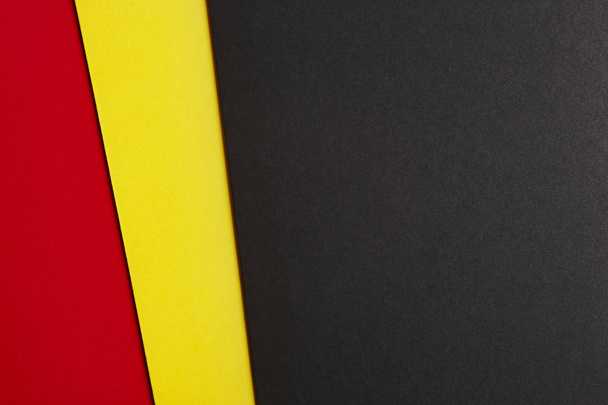 Renkli kartonlar arka planda kırmızı sarı siyah sesi. Kopya spa - Fotoğraf, Görsel