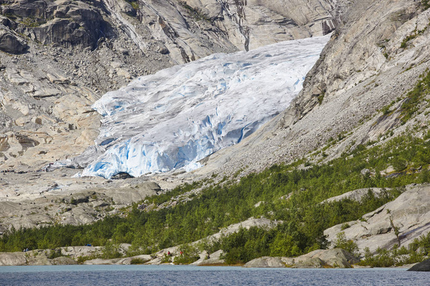 Norvég táj. Nigardsbreen gleccser nyelv és a tó. Turista - Fotó, kép