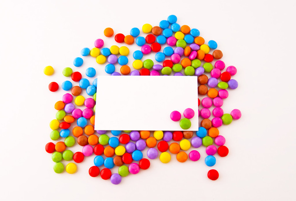 multi gekleurde chocolade snoep op een whit - Foto, afbeelding