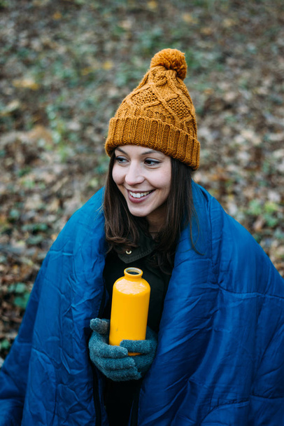 woman with thermos in the  forest - Zdjęcie, obraz