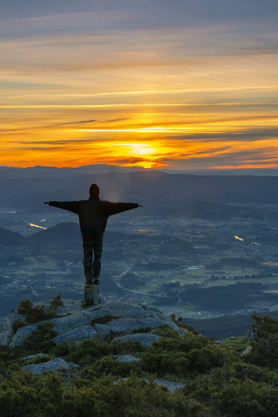Sonnenaufgang auf dem Gipfel des Berges mit einem Mann - Foto, Bild