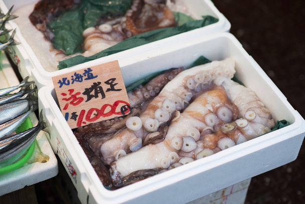 Olbrzymie macki ośmiornicy w Ameyoko rynku, Tokio, Japonia - Zdjęcie, obraz