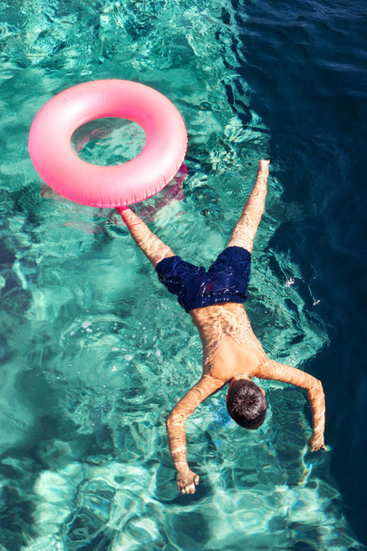 body of a boy in the pool - Foto, Imagem