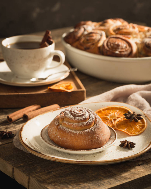 Cinnabon French bun with cinnamon. Morning tea. The atmosphere of coziness. Early Breakfast. - Foto, afbeelding