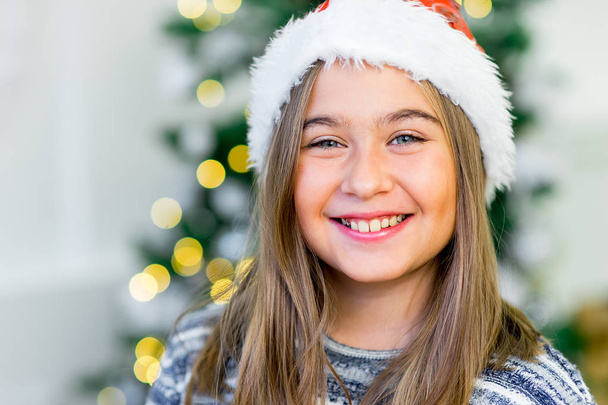 portrait of a girl near the Christmas tree - Foto, imagen