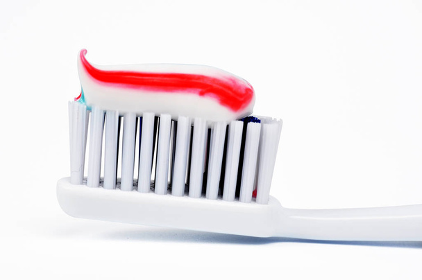 Zahnbürste mit Zahnpasta  - Foto, Bild